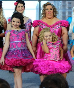 "Toddler and Tiaras" Turnabout: Moms Don Daughters' Dresses