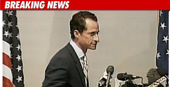 Weiner Heckled as He Resigns From Congress