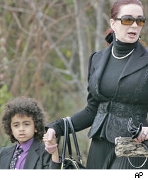 Tomi Rae Hynie and son