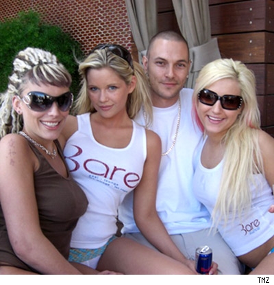 Kevin Federline and groupies