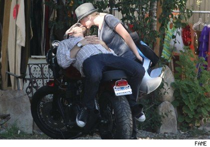 ryan reynolds scarlett johansson. Scarlett Johansson went down