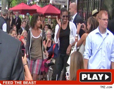 Malia & Michelle Obama: Click to watch