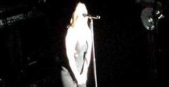 Kelly Clarkson Takes Pee Break During Concert