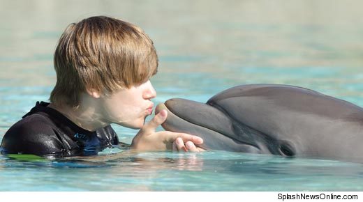 bieber kisses. Justin Bieber Kisses on