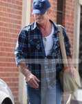 Mel Gibson -- It's NOT a Purse! 