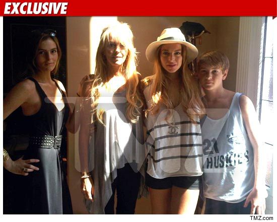 0911_Lindsay_family_TMZ_EX