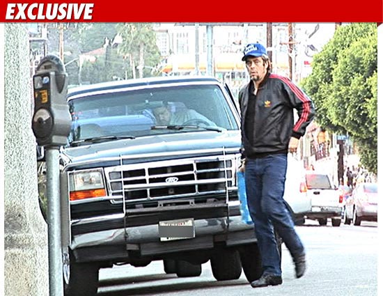 1014-benico-del-toro-bronco-tmz-2ex2