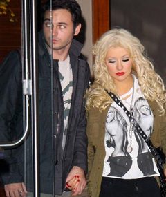 Aguilera Holds Hands with New Man!