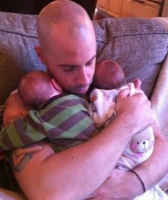 Daughtry Flashes His Twins!