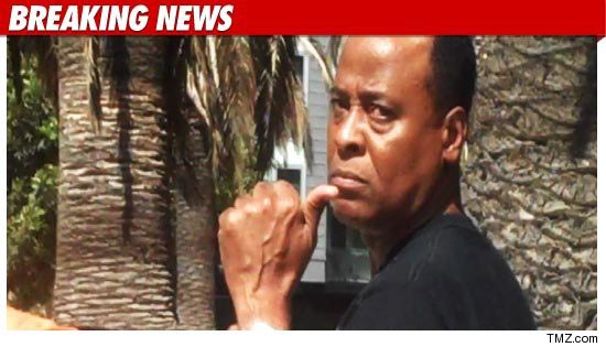 http://ll-media.tmz.com/2011/01/11/0111-conrad-murray-bn.jpg