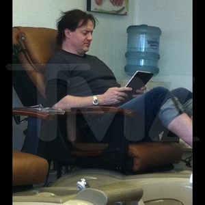 Brendan Fraser Gets Toe Up!