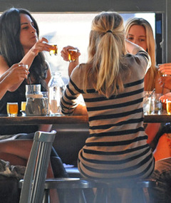 FAB FOTOS: Zac Efron Surrounded by Women at L.A. Bar!