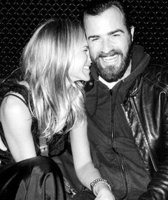 Photo: Jen Aniston & Justin Theroux Get Cuddly!