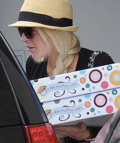 Lindsay Lohan Gets Baked ... Goods