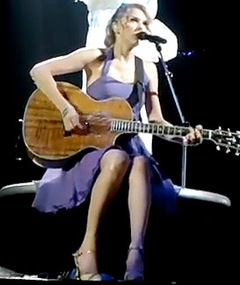 Taylor Swift Covers Alanis Morissette, Justin Bieber in Concert