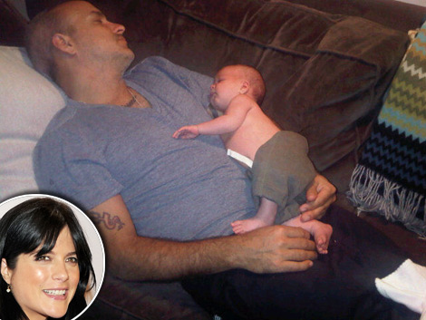 New mom Selma Blair just tweeted a photo of her newborn son, ... New mom Selma Blair just tweeted a photo of her newborn son, ...