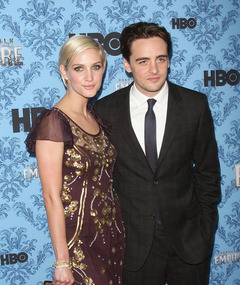 Ashlee Simpson Hits Red Carpet with New Man