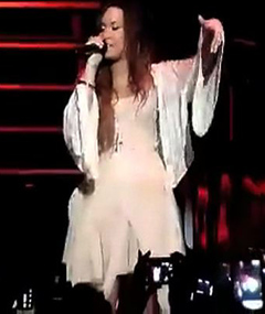 Demi Lovato Covers Lil Wayne in Concert