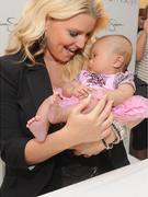 Jessica Simpson Fuels Pregnancy Rumors in San Fran