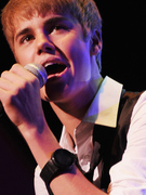 Justin Bieber Debuts Christmas Song "Mistletoe" in Concert