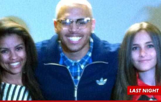 Paris no show de Chris Brown, com tratamento Vip 1021-chris-brown-paris-jackson-twitter