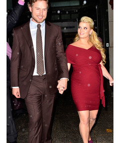 Pregnant Jessica Simpson Wears Tight Red Dress on Red Carpet