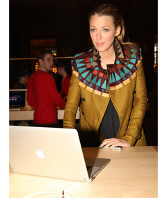 Stars Flock to Apple Store Opening In Grand Central Station