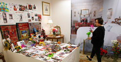 Michael Jackson Fans Turn Death House Auction into Shrine