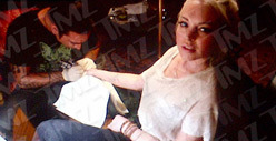 Lindsay Lohan -- The Girl with a New Wrist Tattoo [PHOTO]
