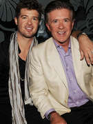 Viral Video: Robin Thicke Channels His Famous Father