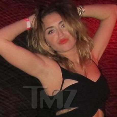 Miley Cyrus Penis Cake -- Miley Parties for Liam's Birthday 