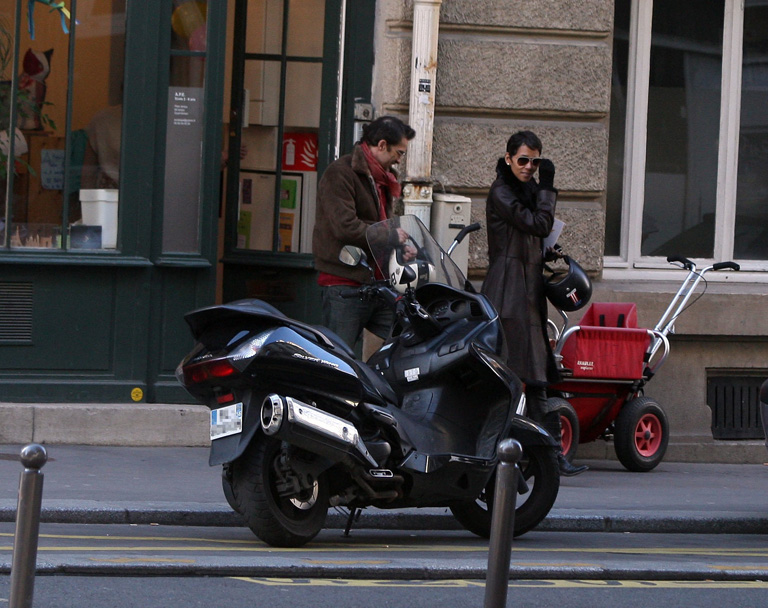 Halle Berry Checks Out Schools for Nahla In Gay Paree - (akm/gsi/splash)