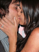 "Bachelor" Ben & Courtney Kiss on the Red Carpet