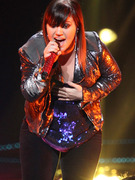 Kelly Clarkson Covers Britney Spears' "Till the World Ends"