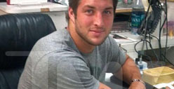 Tim Tebow -- Hey Coach, Check Out My Toes! 