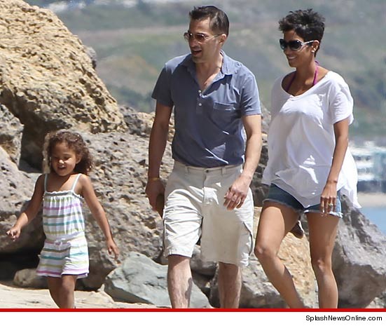 0408_halle_berry_at_beach