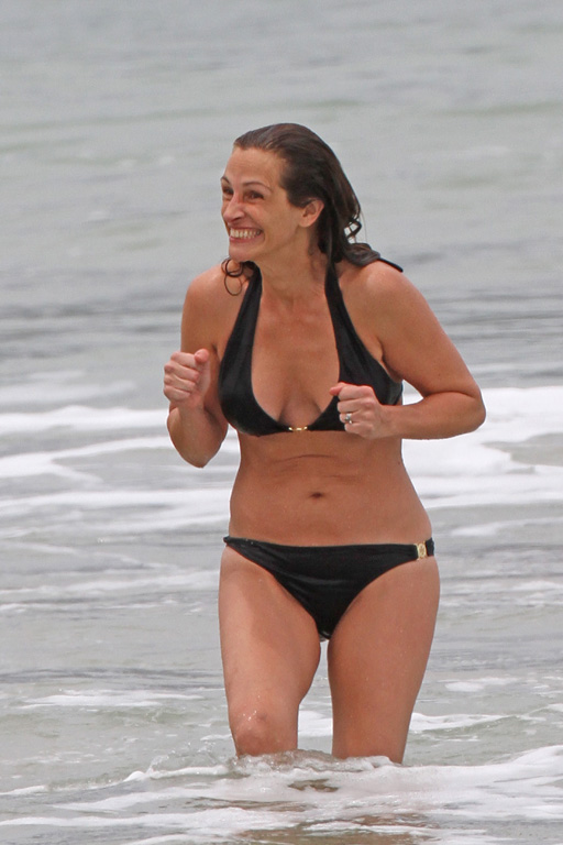 Julia Roberts' Bikini Bod -- Pretty Woman - (SplashNewsOnline.com)