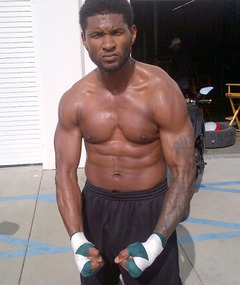 Usher Is Alive ... and Totally Ripped!