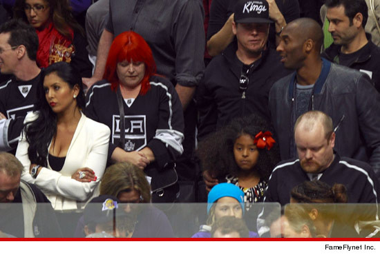 0416_kobe_bryant_vanessa_bryant_hockey_game