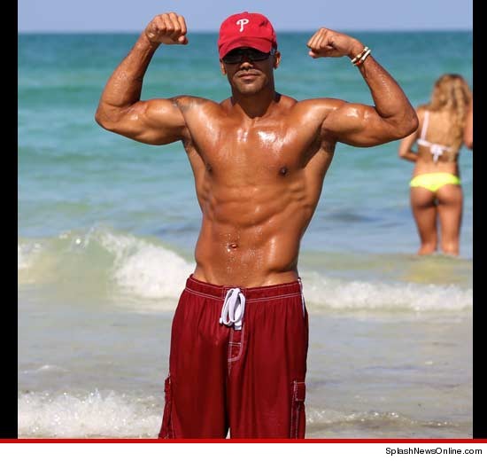0506_flexing-on-beach_splash