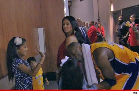0513_kobe_and_family_after_game_twitter