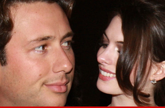 0525_anne-hathaway-raffaello-follieri_article_2