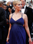 Reese Witherspoon Flaunts Her Baby Bump!