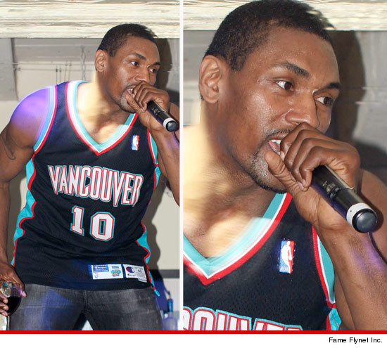 Metta World Peace in a Grizzlies jersey