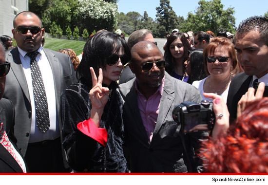 http://ll-media.tmz.com/2012/06/25/0625-impersonator-splash-4.jpg