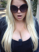 Jessica Simpson Flaunts Major Cleavage