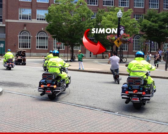 0628_simon_cowell_scooter_sub_ARROW