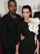Kim Kardashian Shows New Face in France!