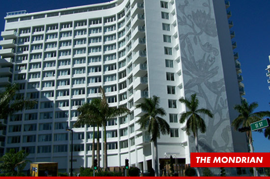 0726_simon_cowell_hotel_mondrian