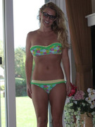 Britney Spears Tweets Sexy Bikini Photo